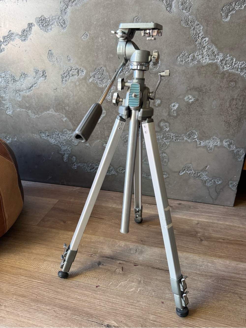 VINTAGE MANON 600 PROFESSIONAL CAMERA TRIPOD – MADE IN JAPAN